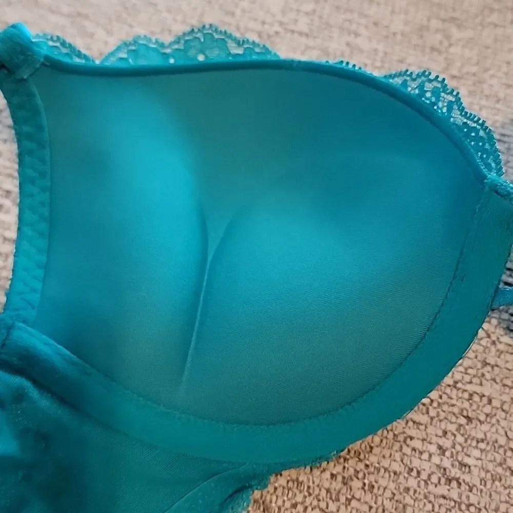 Victoria's Secret Miraculous Plunge Bra - Picture 8 of 9